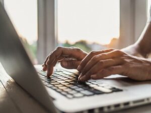 Cara Mengatasi Laptop Kena Air